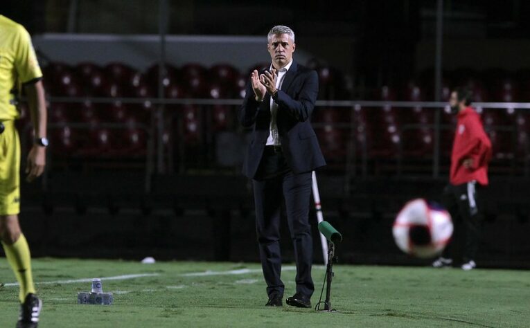 ESQUENTOU - Nesta sexta-feira (13), o repórter do TNT Sports Argentina, Maximiliano Grillo, informou um suposto interesse do River Plate, da Argentina, na contratação do treinador do São Paulo, Hernán Crespo. Segundo foi noticiado, o técnico do Colón, Eduardo Domínguez, também teria sido contactado. A ideia do River Plate, de acordo com a informação de Maximiliano Grillo, é entender a situação contratual dos treinadores, com interesse em contar com um novo técnico para a próxima temporada.