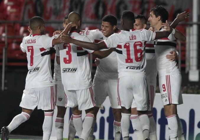 São Paulo 4 x 0 Santos - O Tricolor goleou o Santos no Morumbi, por 4 a 0, com gols de Gabriel Sara, Luan Peres (contra) Pablo e Tchê Tchê.