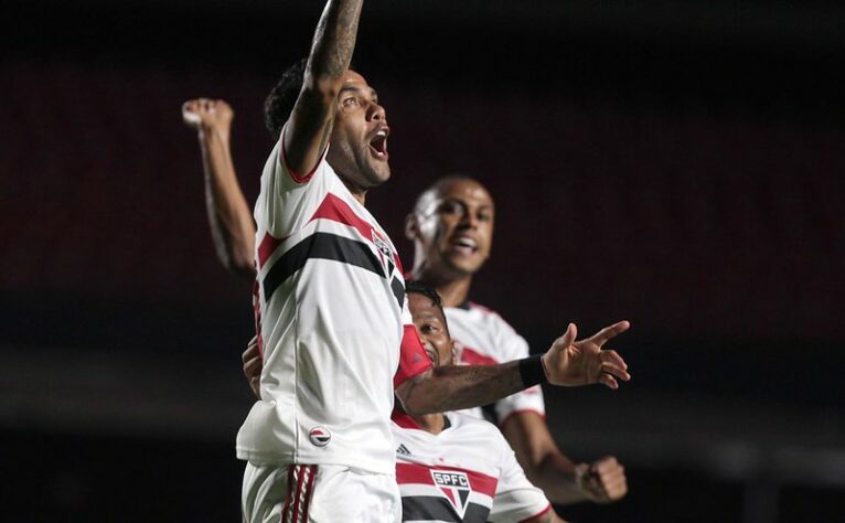 Daniel Alves - 1 gol: fez um belo gol de falta na goleada por 5 a 1 sobre o São Caetano, no Morumbi.
