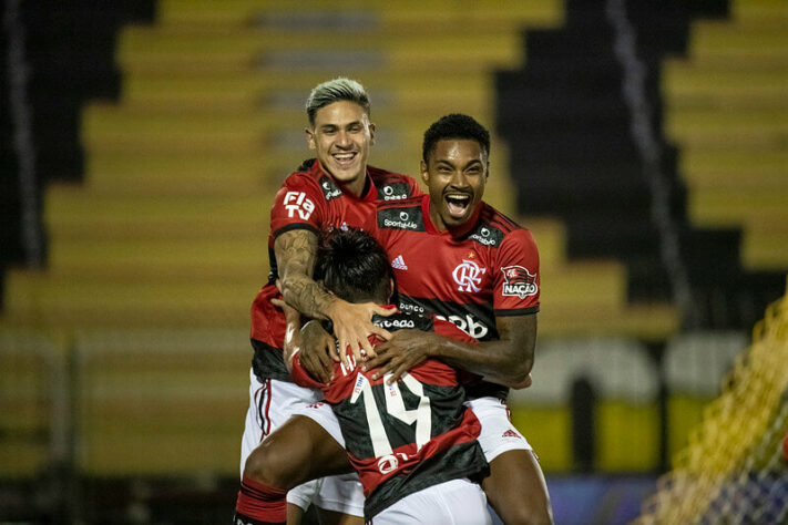 O Flamengo colocou um pé na final do Carioca. Neste sábado, a equipe venceu o Volta Redonda por 3 a 0 pelo jogo de ida das semifinais. Pedro, autor dos três gols, foi o grande destaque da partida. Confira as notas a seguir! (Por Lucas Pessôa - lucaspessoa@lancenet.com.br)