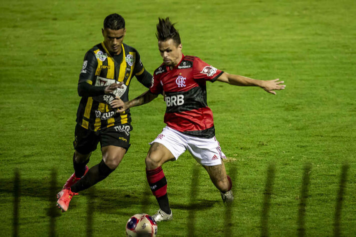 Volta Redonda - SOBE: Apesar de estar abaixo das últimas partidas, Alef Manga foi quem mais levou perigo ao gol de Diego Alves. | DESCE: Substituindo o titular Oliveira, o lateral-direito Julio Amorim teve dificuldades em parar Michael.