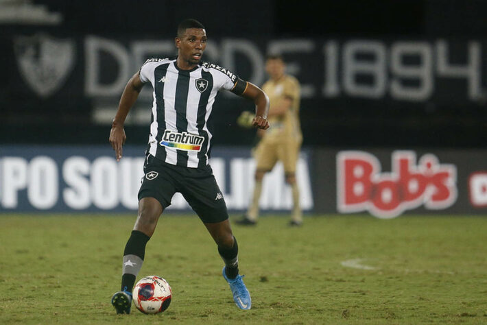 COMPLICOU - O Botafogo recusou a proposta do Corinthians pelo zagueiro Kanu. A oferta do Timão envolvia o perdão de uma dívida que a equipe carioca possui com os paulistas desde 2018 e a cessão de três jogadores. Porém, o Botafogo só deseja se desfazer do zagueiro por uma quantia financeira, modelo de negócio que os corinthianos não estão trabalhando.