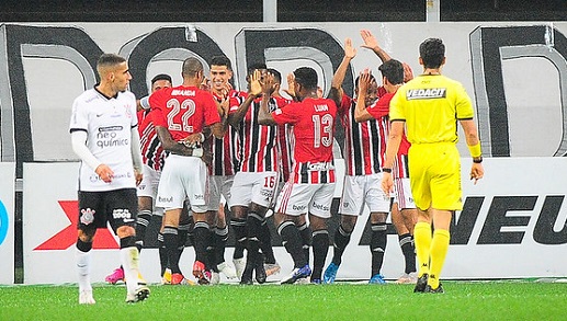 O São Paulo empatou contra o Corinthians por 2 a 2 na Neo Química Arena. Miranda e Luciano fizeram os gols do Tricolor no jogo, sendo os melhores da equipe em campo. Veja as notas do Tricolor no Majestoso. (Por Gabriel Santos)