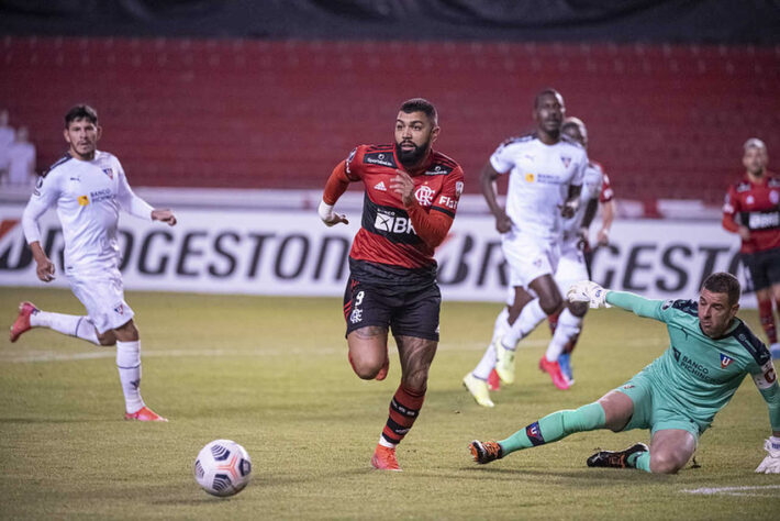 LDU - SOBE: Borja e Amarilla formaram a dupla de ataque que deu trabalho ao Flamengo no início da etapa final - cada um marcou um gol. | DESCE: O sistema com três zagueiros não funcionou e foi facilmente superado pelo sistema ofensivo do Flamengo.