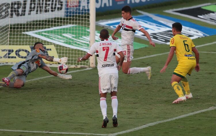 MIRASSOL: Sobe - Samuel Santos e Muralha: O lateral fez sua segunda partida pelo clube, mas teve grande atuação, fazendo o gol e sendo importante para a criação, principalmente no primeiro tempo. O goleiro Muralha, por sua vez, foi muito bem no jogo, impedindo que o Tricolor virasse. / Desce - Queda de ritmo: o Mirassol começou o jogo com bastante intensidade, pressionando e tirando espaço dos jogadores do São Paulo. No segundo tempo, porém, o time pareceu não aguentar fisicamente, mostrando desgaste e não conseguindo se manter no mesmo nível de intensidade, permitindo a dominância do Tricolor.