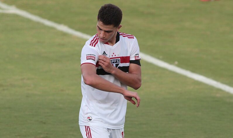 Neste domingo (9), o Mirassol recebeu o São Paulo para a última rodada da fase de grupos do Campeonato Paulista. Após ser superior e abrir o placar com Samuel Santos no início do jogo, o Mirassol viu o Tricolor, com o time reserva e jovens jogadores, crescer em produção, empatar o jogo com Vitor Bueno e ser superior no segundo tempo. O jogo terminou em 1 a 1, mesmo com as chances criadas pelos visitantes na segunda etapa. Veja as atuações individuais do São Paulo e os destaques do Mirassol.