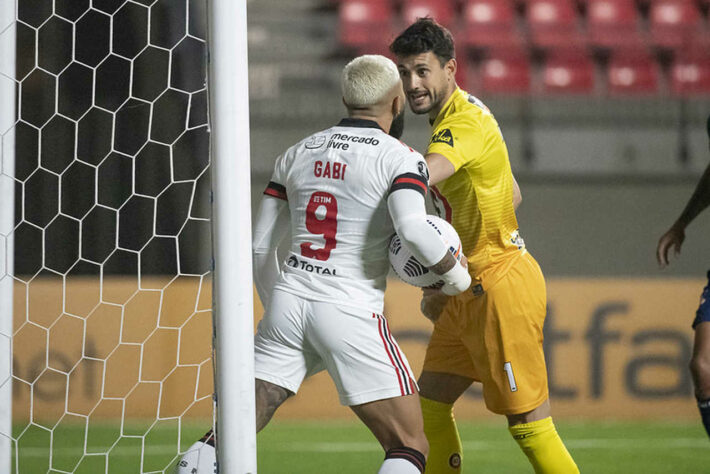 Unión La Calera - SOBE: Com quatro defesas, o goleiro Arias foi importante para segurar o ataque do Flamengo e evitar a derrota chilena. | DESCE: Após um bom início de jogo, o sistema defensivo do La Calera caiu de produção e permitiu o Flamengo chegar ao empate.