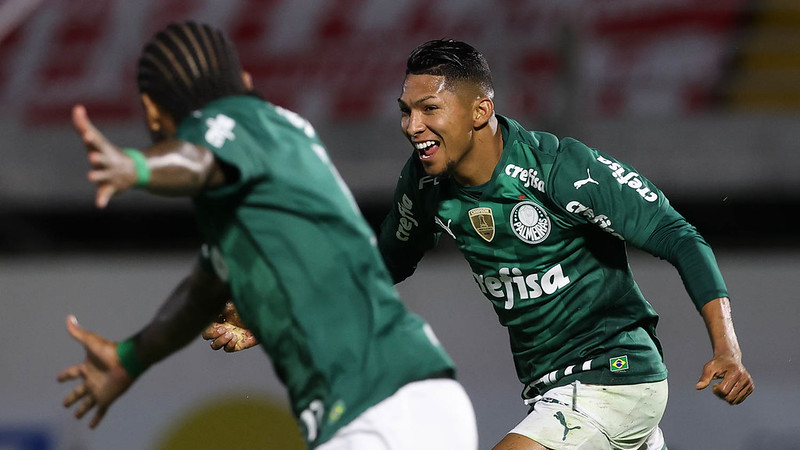 O Palmeiras venceu o Red Bull Bragantino por 1 a 0, na noite desta sexta-feira, em Bragança Paulista, e se classificou para as semifinais do Paulistão. Luiz Adriano e Rony saíram do banco do Verdão para mudar o jogo e decidirem a vaga. Confira as notas do Palmeiras no LANCE! (por Nosso Palestra)