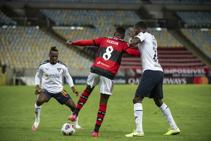 LDU - SOBE: O time equatoriano contou com boa atuação do zagueiro Guerra, autor do primeiro gol. | DESCE: Mesmo assim, a equipe não soube aproveitar a vantagem numérica.