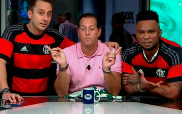 Os comentaristas Carlos Alberto e Fabio Azevedo vestiram a camisa do Flamengo e cantaram o hino do time durante o programa Fox Sports Rádio em 2019. Os dois comentaristas tinham apostados com outros colegas de bancada que o Rubro-Negro perderia o duelo contra o Vasco pela 15ª rodada do Brasileirão.