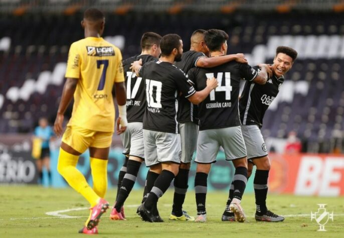 30º - Vasco 2x1 Madureira - Taça Rio 2021 - Na semifinal da competição estadual, o lateral-direito Léo Matos aproveitou o espaço no corredor, foi a linha de fundo, e cruzou. Cano aproveitou o rebote do goleiro e marcou. 