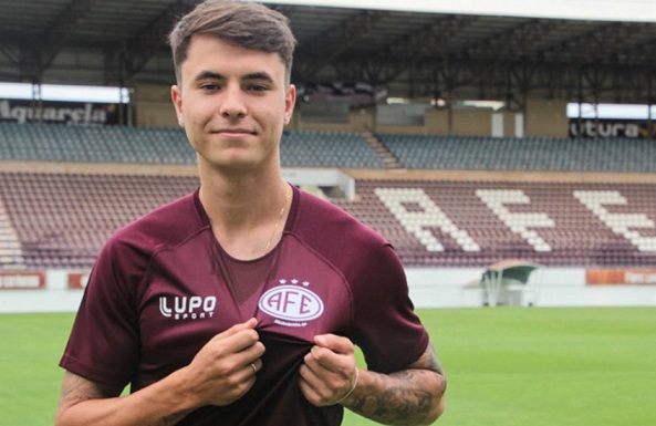 FECHADO - O Santos também chegou a um acordo com a Ferroviária para o empréstimo do volante Vinícius Zanocelo, de apenas 20 anos, até o final da próxima temporada. O atleta era cobiçado por clubes do Brasil e do exterior.