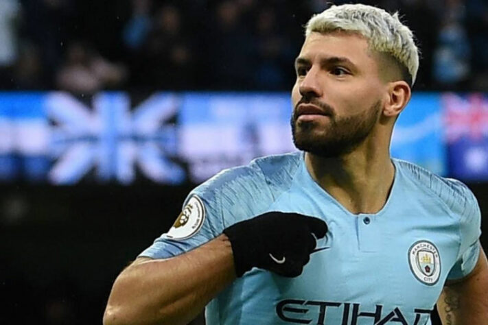 FECHADO - Barcelona e Sergio Aguero chegaram a um acordo pelas próximas duas temporadas, segundo o "Deportes Cuatro". O argentino também aceitou passar por uma redução salarial em relação ao que ganhava na Inglaterra e deve receber cerca de cinco milhões de euros (R$ 32 milhões) por ano. No Manchester City, o atleta recebia cerca de 12 milhões de euros (R$ 77 milhões). Portanto, a redução salarial representa um corte de 58,3% do que recebia.