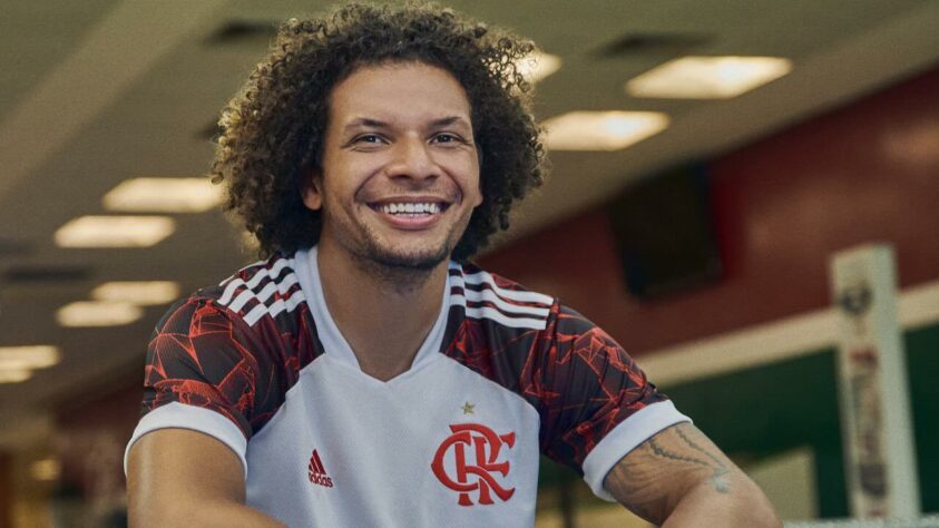 Arão posa com a nova camisa branca do Flamengo.