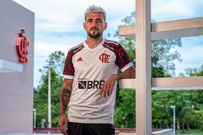 Arrascaeta posa com a nova camisa no CT Ninho do Urubu.