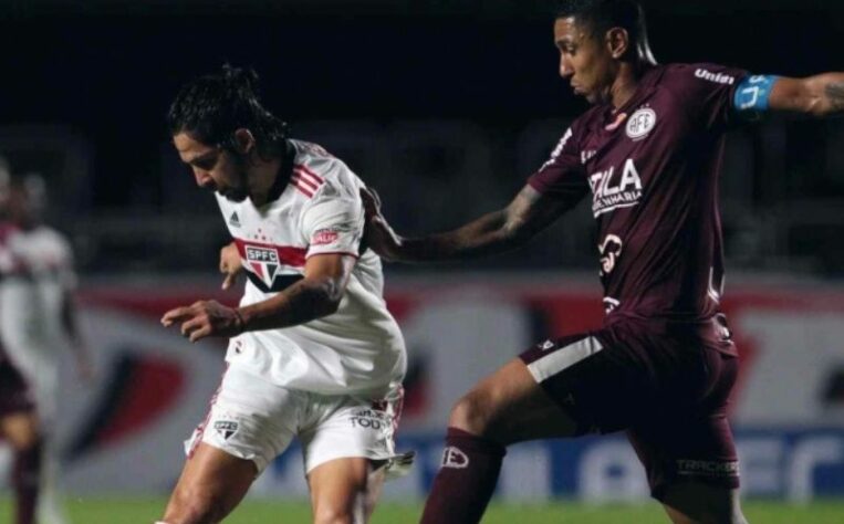 Benitez - durante a final do Campeonato Paulista, o meia argentino sofreu um estiramento na coxa.