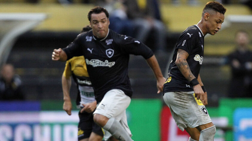 O Alvinegro em 2015 voltou a usar a camisa totalmente preta no último ano do seu vínculo de patrocínio.