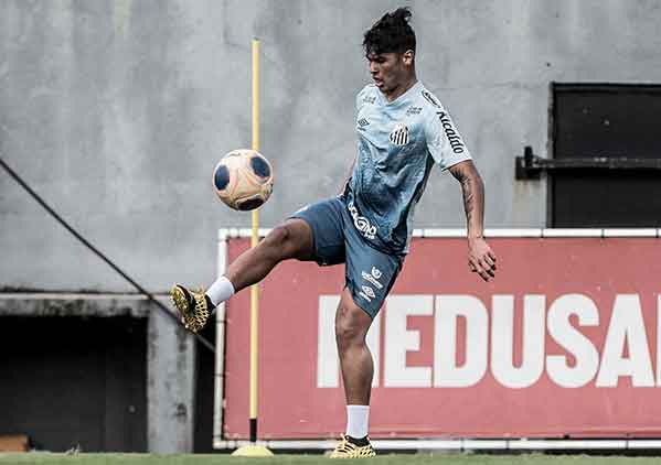 FECHADO - O Santos anunciou a renovação de contrato com o lateral-direito Cadu, uma das principais revelações das categorias de base do clube, até 29 de setembro de 2023.