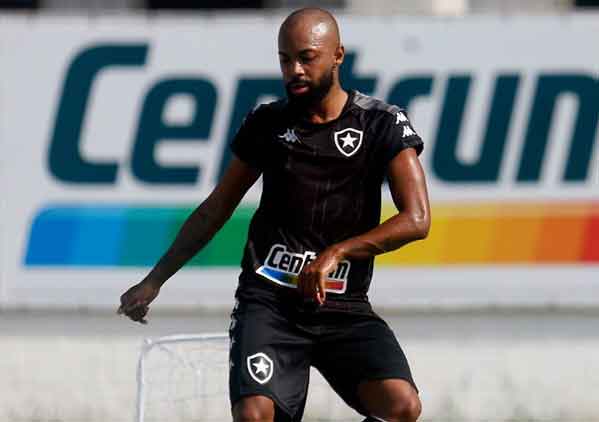 FECHADO - O Botafogo anunciou, por meio das redes sociais, a contratação de Chay. O atacante de 30 anos estava na Portuguesa-RJ e chega por empréstimo até o fim do ano. O jogador foi um dos destaques da Lusa no último Cariocão. Pela equipe, que foi semifinalista da competição, ele marcou cinco gols.