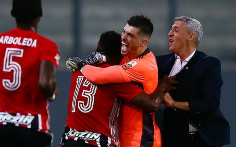 ESQUENTOU - O São Paulo vê mais uma vez o seu goleiro, Tiago Volpi, ser alvo de clubes mexicanos. Desta vez, o interessado na contratação do arqueiro é o Monterrey, que fez uma sondagem para saber a situação do jogador, titular do Tricolor Paulista.   A informação foi publicada inicialmente pela ESPN do México e confirmada no LANCE!. No entanto, a reportagem apurou que não há, por enquanto, nenhuma proposta oficial dos mexicanos para o goleiro do Tricolor. Sendo assim, o camisa um segue nos planos da diretoria e também da comissão técnica. Volpi é muito conhecido no futebol mexicano, já que atuou no Querétaro de 2015 a 2019, sendo um dos ídolos e jogadores mais conhecidos do clube. Lá, chegou a jogar junto com Ronaldinho Gaúcho. Esta é a segunda vez que o Monterrey aparece como interessado no goleiro. A primeira aconteceu no início do mês passado. 