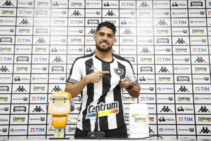 FECHADO - Mais um! Depois de Chay, o Botafogo, na tarde desta quinta-feira, apresentou o lateral-direito Daniel Borges, que chega do Mirassol por empréstimo até o fim do ano. Na coletiva, o jogador agradeceu a Eduardo Freeland, diretor de futebol do Alvinegro, pela oportunidade e destacou que chegar ao clube de General Severiano é uma "honra" e um "orgulho".