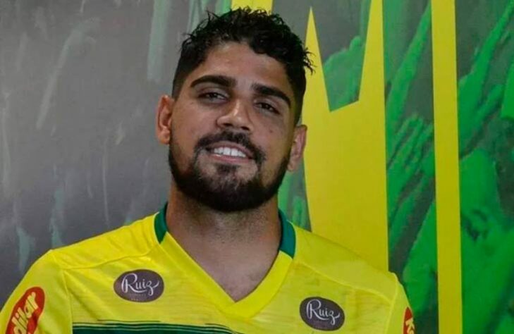 ESQUENTOU - O Botafogo segue no mercado em busca de reforços para a temporada. O alvo da vez é Daniel Borges, do Mirassol, com quem o clube negocia a contratação por empréstimo até o fim do ano. Nesta temporada, o jogador de 28 anos soma 14 partidas disputadas e um gol marcado. O lateral-direito trabalhou com Chamusca no CRB, em 2019, e tem contrato com o time paulista até julho de 2022. A informação foi publicada inicialmente pelo perfil "Guia Alvinegro".