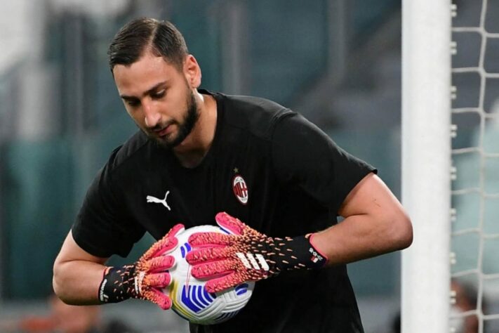 ESQUENTOU - O PSG também estreitou as conversas com Mino Raiola para contratar Donnarumma nesta janela de forma gratuita, após o goleiro ficar livre no mercado sem renovar o seu contrato com o Milan. De acordo com o Foot Mercato, o clube francês tenta atravessar a Juventus no negócio pois a Velha Senhora era tratada como destino certo para o jovem goleiro.