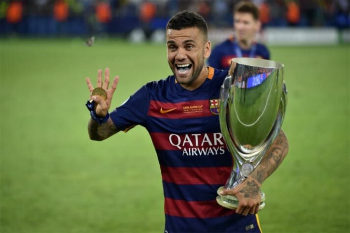 ESQUENTOU - Apesar do interesse do Flamengo em Daniel Alves, há quem deseje seu retorno ao futebol espanhol, mais precisamente ao Barcelona. Em texto publicado no jornal "Sport", da Catalunha, o jornalista Sergi Capdevila abre as portas do clube blaugrana para o brasileiro, que ele considera como "o melhor lateral-direito da história do clube". Segundo o repórter, o retorno do multicampeão poderia ser "uma última dança".