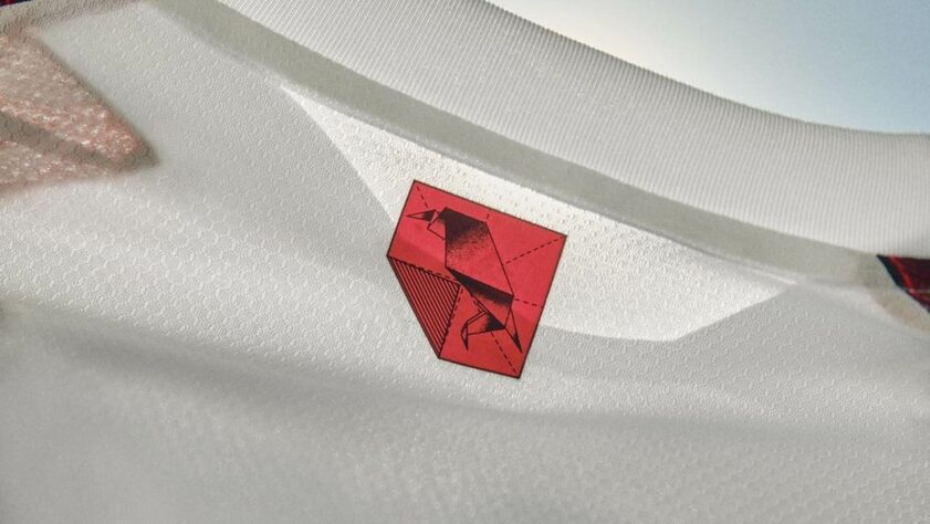 Detalhe do origâmi em formato de urubu na parte das costas da camisa do Flamengo.
