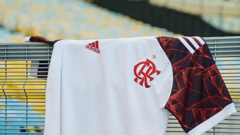O ombro e as mangas têm detalhes rubro-negros com origâmis em referência à final contra o Liverpool, no estádio nacional de Tóquio, no Japão