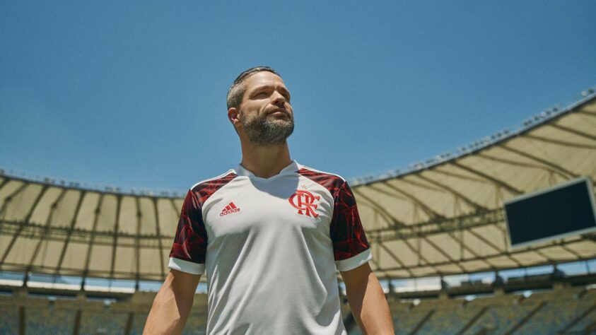 O Flamengo lança nesta quinta-feira o uniforme número 2 para temporada 2021. A camisa predominantemente branca homenageia os 40 anos do título mundial de 1981.