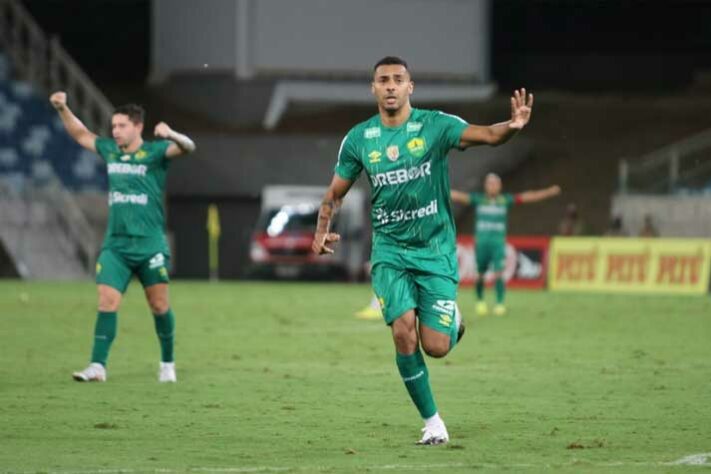 Elton - atacante - 35 anos - atualmente defendo o Cuiabá na disputa da Série A do Brasileirão.