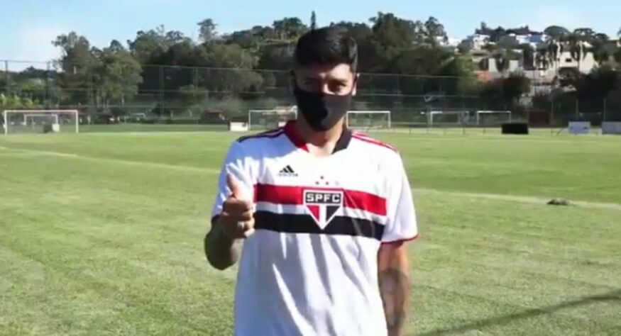 FECHADO - O São Paulo apresentou neste domingo (30), o atacante Facundo Milán, que chega do Defensor para a equipe sub-20, em contrato de duas temporadas. O São Paulo vê Milán como uma grande promessa uruguaia e trata a chegada do jogador como uma oportunidade, visto que é jovem e pode ser evoluir nas categorias de base, para quem sabe chegar no profissional. 