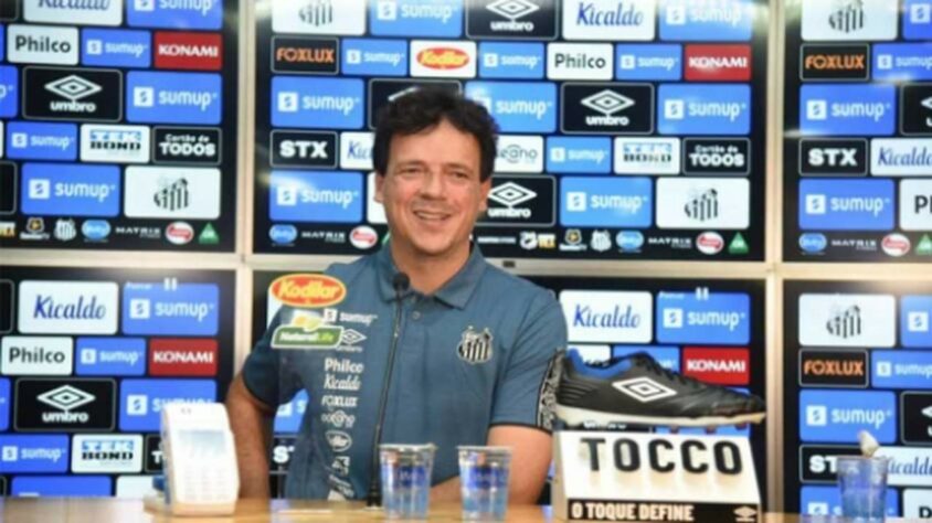 FECHADO - Fernando Diniz foi oficialmente apresentado como novo técnico do Santos em entrevista coletiva na manhã desta segunda-feira. O presidente Andres Rueda abriu a coletiva citando as características do treinador de acordo com o que o clube buscava. 