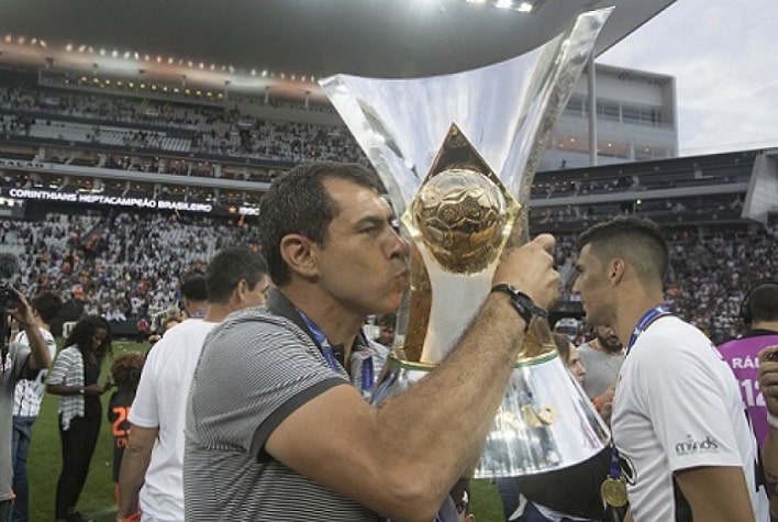 "Com o momento delicado, contratar um nome novo pode ser arriscado. O Corinthians deveria apostar na segurança de quem já conhece o clube e fechar com Fabio Carille. Por mais que o técnico tenha saído em baixa recentemente do Santos, é um nome com passagem vitoriosa pelo Parque São Jorge e tem identificação com a Fiel."