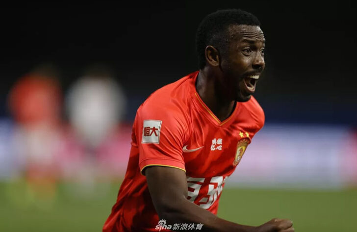 Fernandinho (agora naturalizado chinês) - Atacante - 28 anos - Time: Guangzhou FC - Contrato até: 30/06/2023