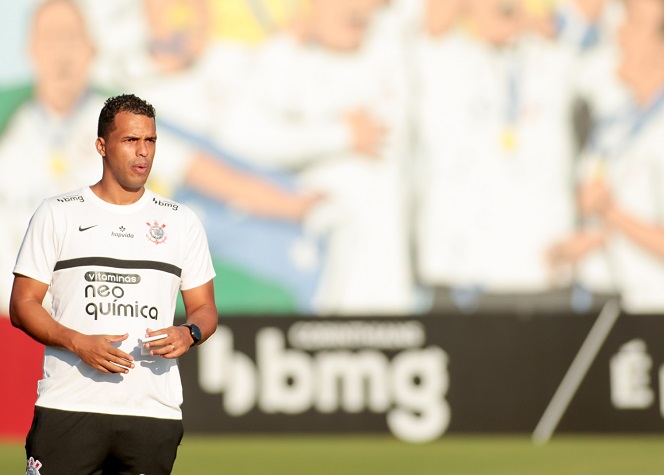 CORINTHIANS - 3 reforços anunciados: Fernando Lázaro (treinador) (foto), Ángel Romero (atacante) e Matheus Bidu (lateral)