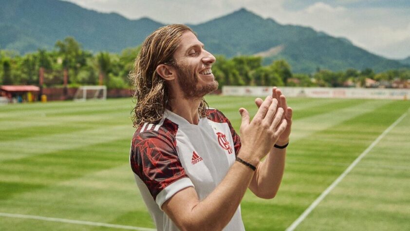 Filipe Luís também se arriscou como modelo na campanha de lançamento do novo uniforme.