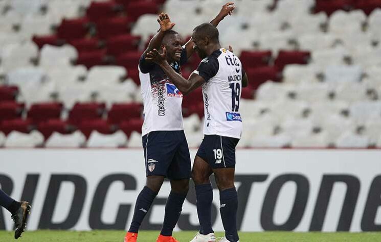 Junior Barranquilla: SOBE - O melhor ponto do time colombiano foi Cetre. Além de ter feito um golaço na segunda etapa, o jogador articulou todas as chegadas do Junior e esteve bem durante todo o jogo. DESCE - Ponto negativo a ser destacado no time do Junior foi a lesão de Pajoy. Um dos principais jogadores da equipe, o atleta se machucou sozinho ao pisar errado no gramado e deve desfalcar a equipe nos próximos duelos. 