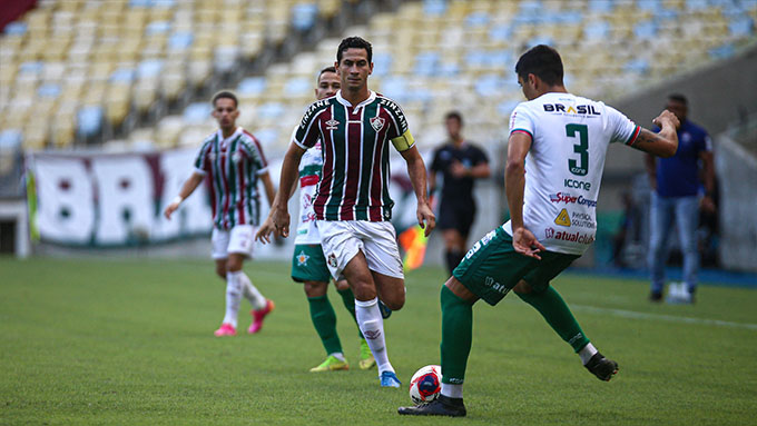 SOBE - CHAY e JHULLIAM - A dupla não se omitiu ao pressionar o Fluminense, em especial no primeiro tempo. Chay, mais uma vez, foi premiado com um gol de pênalti. DESCE - SETOR DEFENSIVO - Na busca pela vitória, a Lusinha se mostrou vulnerável defensivamente, e os erros da equipe foram fatais em especial com a entrada de Kayky, que expôs as brechas.