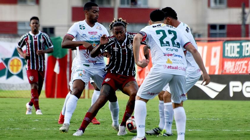 Neste domingo, o Fluminense empatou com a Portuguesa por 1 a 1, no Luso-brasileiro, em partida válida pelo jogo de ida da semifinal do Campeonato Carioca. Ambos os gols vieram de pênalti. Pelo lado da Lusa, Chay colocou o time em vantagem, mas, já na etapa final, Abel Hernández empatou. Veja as notas: (por João Alexandre Borges – joaoborges@lancenet.com.br)