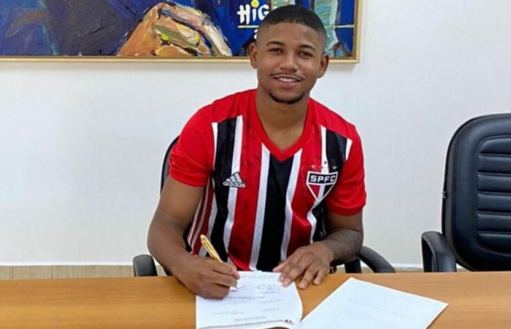 FECHADO - O São Paulo renovou o contrato do volante Gabriel Falcão, da equipe sub-20 do Tricolor. O meio-campista, de 20 anos, teve o vínculo ampliado por mais quatro temporadas – o atual contrato venceria em 2022.