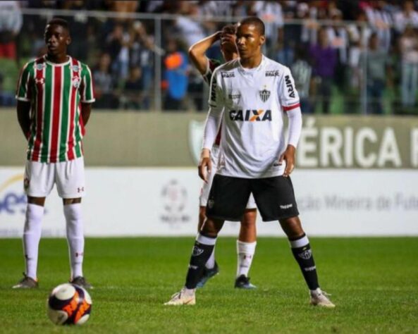 FECHADO - O atacante Guilherme Santos, cria da base do Atlético-MG, está sendo negociado com o Vitória-BA por empréstimo até o fim do ano. Assim, o jovem jogador, de 19 anos, ficará no clube baiano para a disputa da Série B 2021.  Guilherme irá para o Vitória em uma composição feita pelos dois clubes, que cedeu o jogador ao Rubro-Negro,enquanto o Galo receberá Ruan Nascimento, que inicialmente, reforçará o time sub-20 e também ficará no alvinegro por empréstimo.