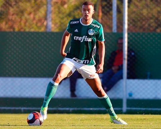 FECHADO - O Palmeiras acertou a renovação de contrato de Gabriel Barbosa. O atacante, que atualmente está emprestado ao Paysandu, tinha acordo até o final de 2021 e assinou até 31 de dezembro de 2022.