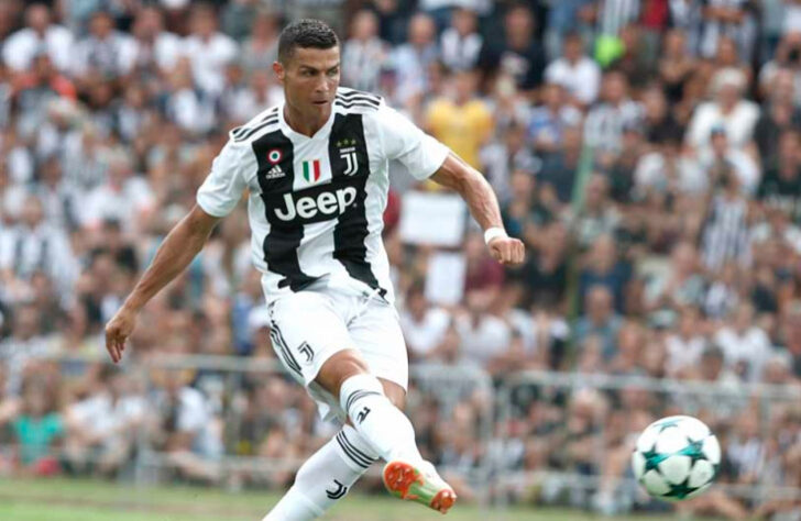 ESQUENTOU - Cristiano Ronaldo, craque da Seleção Portuguesa, falou, em entrevista coletiva, sobre rumores de uma possível saída da Juventus. O jogador comentou sobre o interesse de Manchester United e Paris Saint-Germain. "O que quer que venha será melhor, independentemente de ficar na Juve ou sendo transferido".