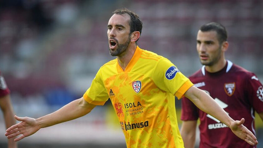 ESQUENTOU - Ídolo uruguaio e capitão da seleção, Diego Godín dificilmente permanecerá no Cagliari, da Itália, seu atual clube. Em entrevista recente, o diretor esportivo do time, Stefano Capozucca, afirmou que não tem condições de continuar pagando o salário do zagueiro. “Já não temos como lhe pagar o salário, é muito alto. Antes de fazermos quaisquer outras movimentações no mercado temos de resolver este problema, não será possível manter o Godín conosco”, disse Stefano.  Atualmente com 35 anos, o zagueiro chegou ao clube em 2020 após rescindir com a Inter de Milão e disputou 28 jogos até o momento. Seu contrato com o Cagliari vai até junho de 2023.