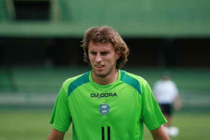 ESQUENTOU - O Coritiba esquenta as turbinas para oficializar o retorno do zagueiro Henrique. Após a liberação do Belenenses-POR, o atleta trabalha para ajustar as questões burocráticas e ser anunciado pelo clube do Alto da Glória. Aos 34 anos, Henrique vai assinar um contrato de duas temporadas e será o principal reforço para o clube que tenta regressar à elite do futebol nacional.