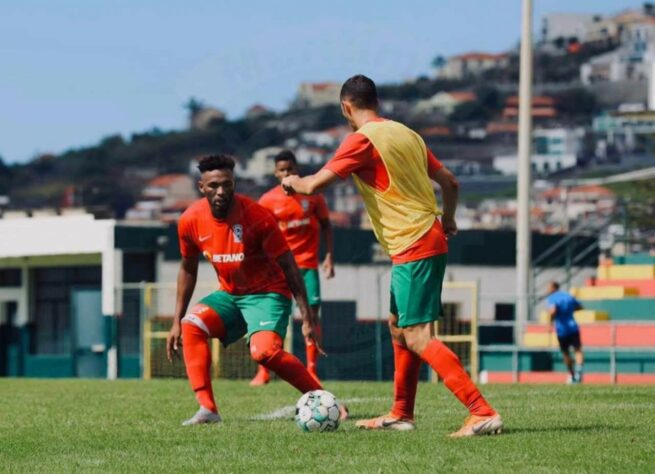 ESQUENTOU - Um dos principais destaques do Marítimo nas últimas épocas, o volante Jean Cléber, ex-CSA, Ceará e Cruzeiro, que rescindiu com o clube português há algumas semanas e falou sobre o desejo de resolver o futuro nos próximos dias. Segundo ele, a meta é estar no Brasileiro este ano. 