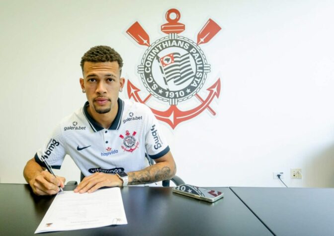 FECHADO - O zagueiro João Victor renovou o seu contrato com o Corinthians até 31 de dezembro de 2023. O Timão anunciou a informação nesta quarta-feira (19).  Conforme apurou o L!, a multa rescisória do defensor a partir de agora é de 50 milhões de euros (R$ 322,2 mi)  para equipes internacionais e R$ 100 mi para negociações com agremiações brasileiras.