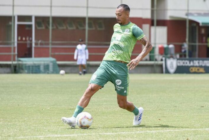 ESQUENTOU - O Cruzeiro segue suas buscas por um jogador para a lateral-direita, já que tem apenas Raul Cáceres na posição. E, a Raposa está perto de concluir um negócio com o zagueiro Joseph, de 26 anos, que é zagueiro de origem, mas atuou como lateral pelo América-MG, de onde saiu recentemente, sendo muito elogiado pela comissão técnica de Lisca.